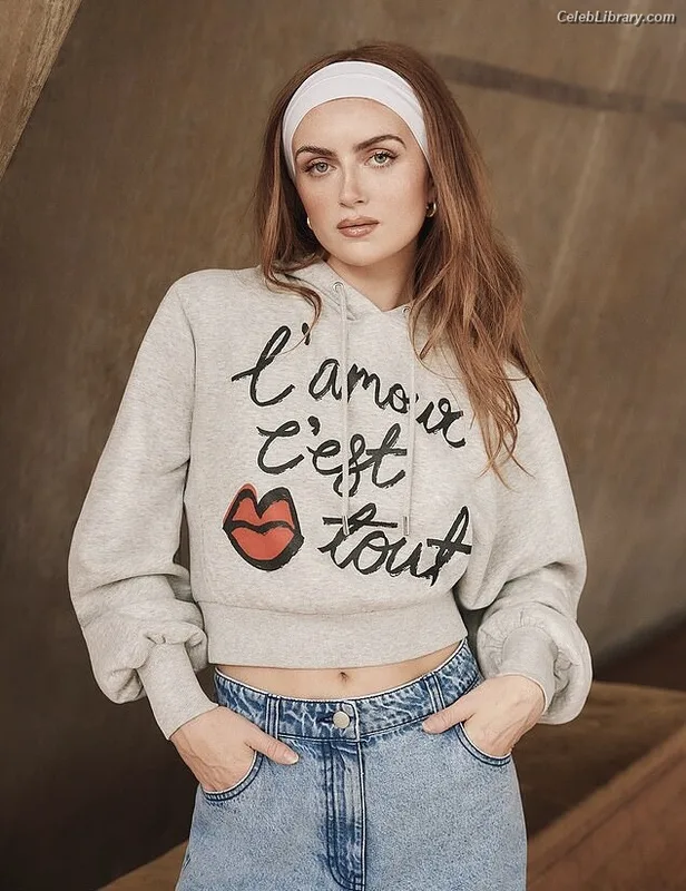 Maisie Smith photo 9 of 240