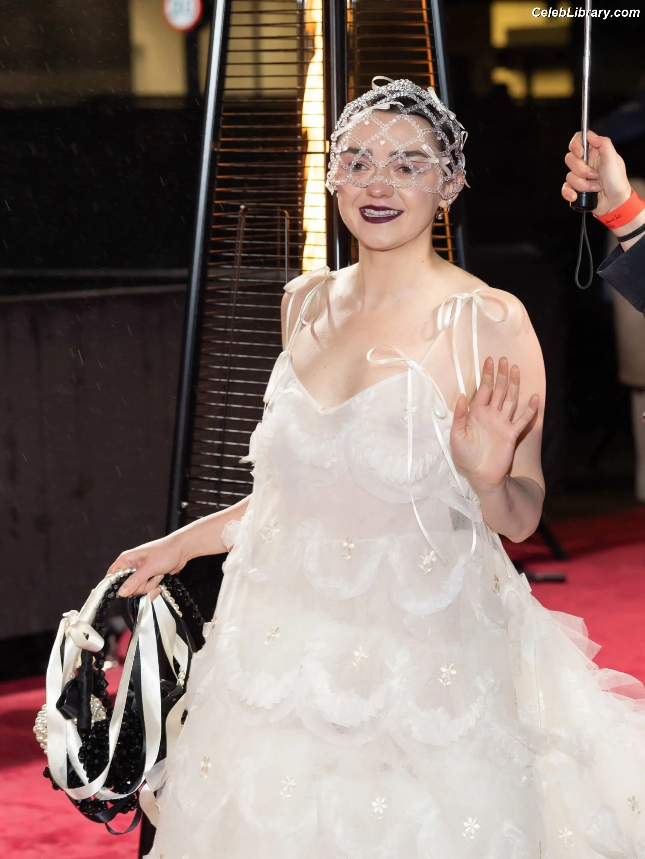 Maisie Williams photo 16 of 464
