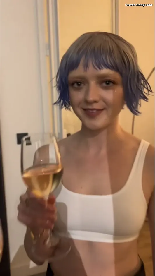 Maisie Williams photo 19 of 464