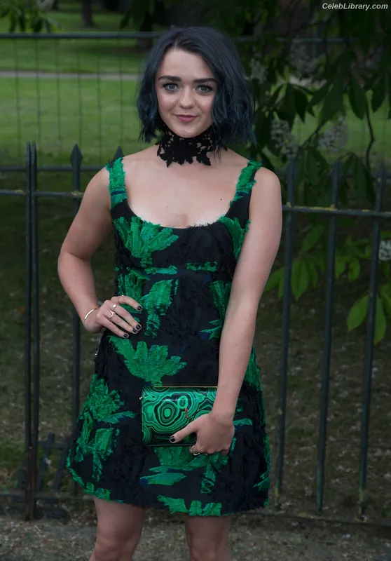 Maisie Williams photo 18 of 463
