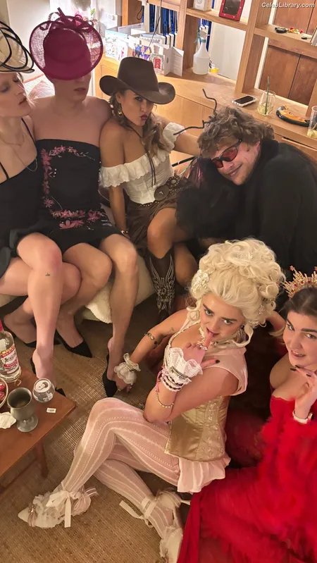Maisie Williams photo 4 of 463