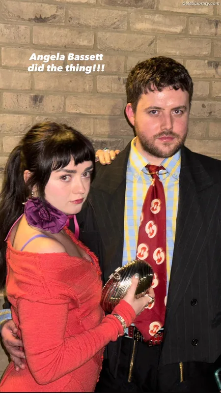 Maisie Williams photo 10 of 463