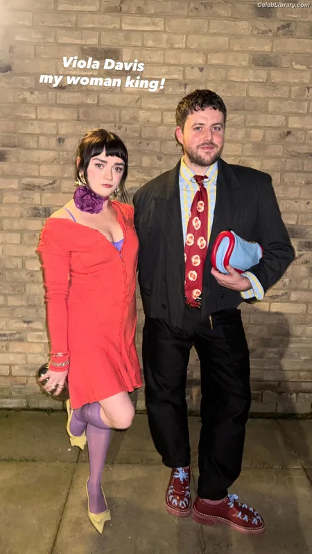 Maisie Williams photo 11 of 463