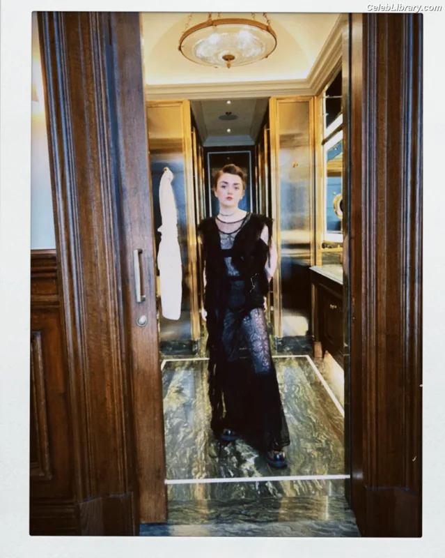 Maisie Williams photo 13 of 463