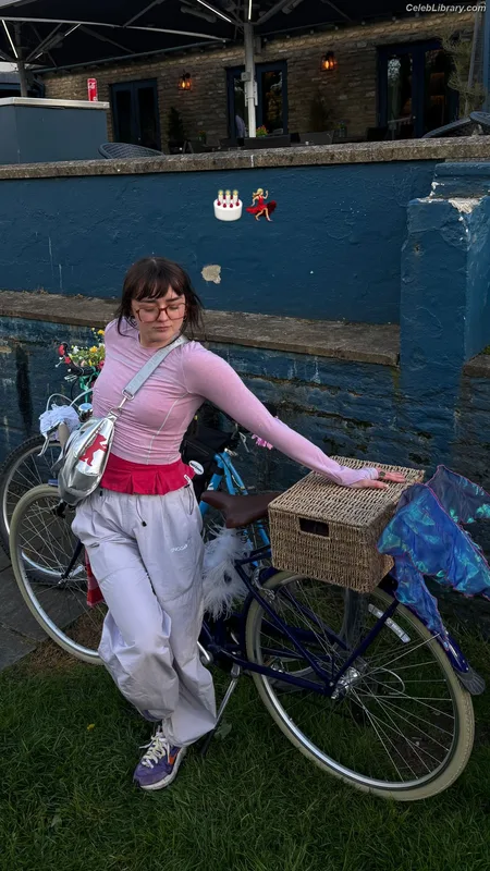 Maisie Williams photo 17 of 463