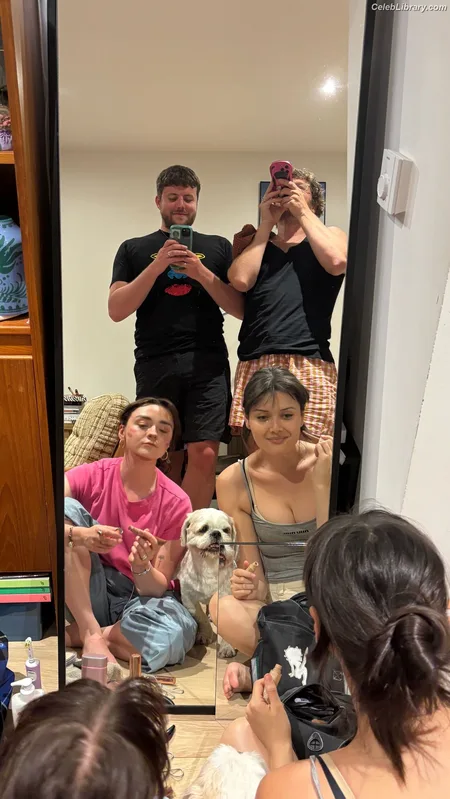 Maisie Williams photo 23 of 463