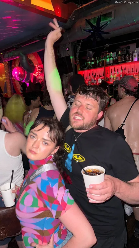 Maisie Williams photo 1 of 463