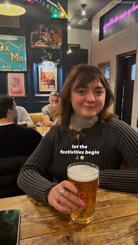 Maisie Williams photo 12 of 463