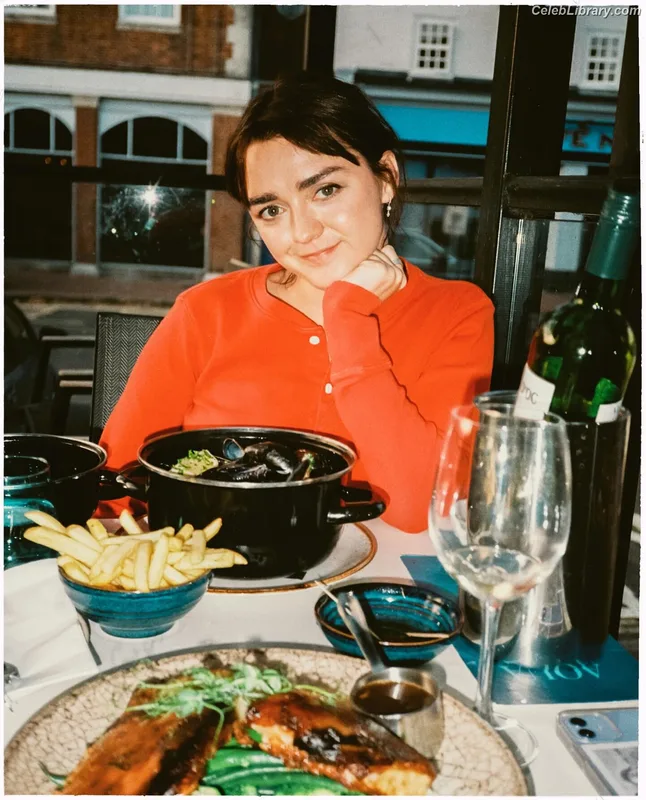 Maisie Williams photo 14 of 463