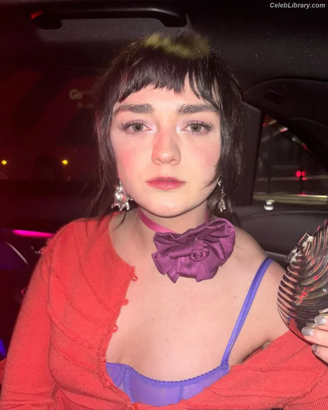 Maisie Williams photo 22 of 463