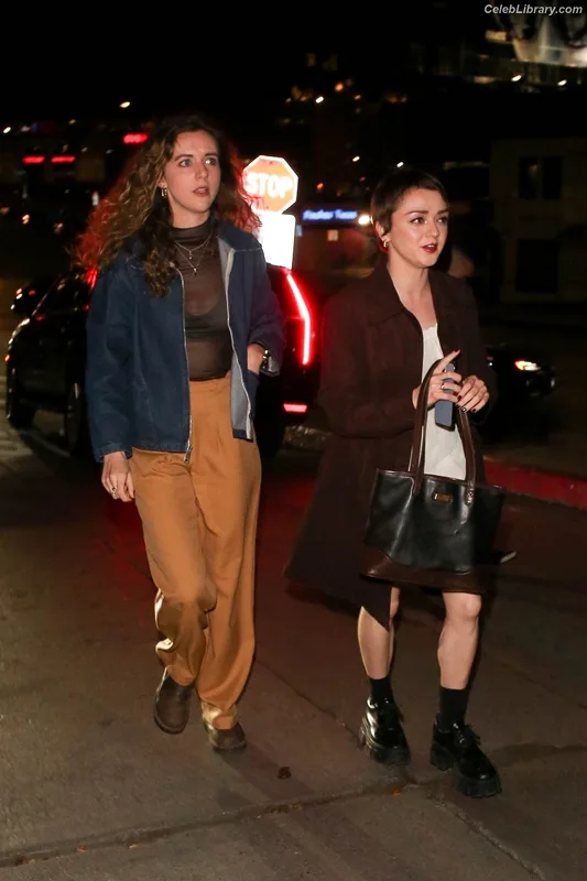 Maisie Williams photo 3 of 463