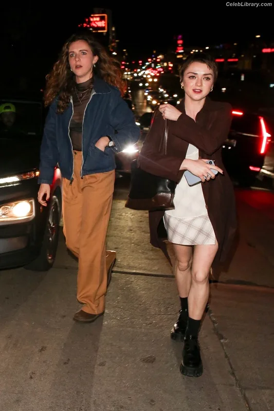 Maisie Williams photo 5 of 463