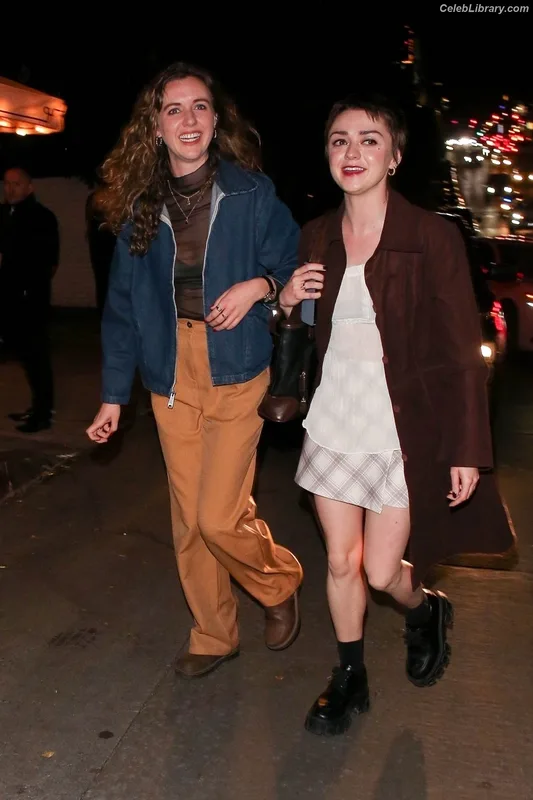 Maisie Williams photo 8 of 463