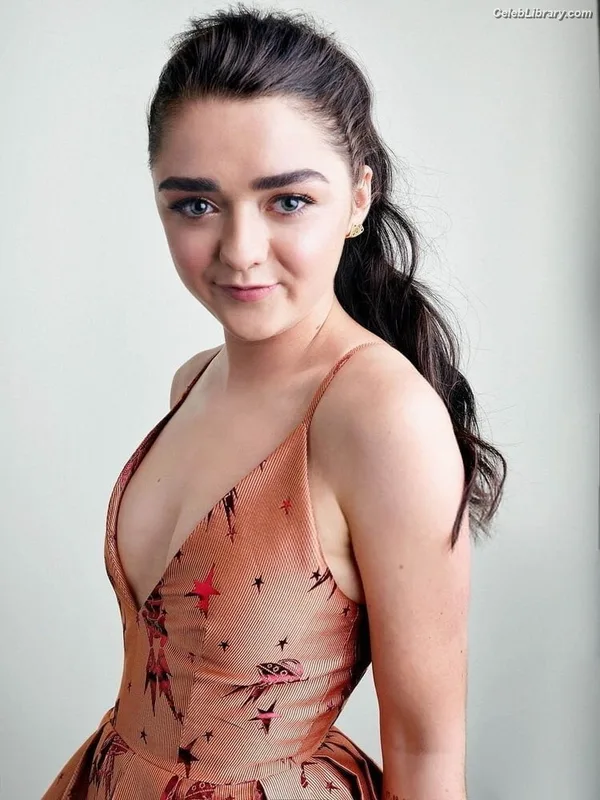 Maisie Williams photo 10 of 463