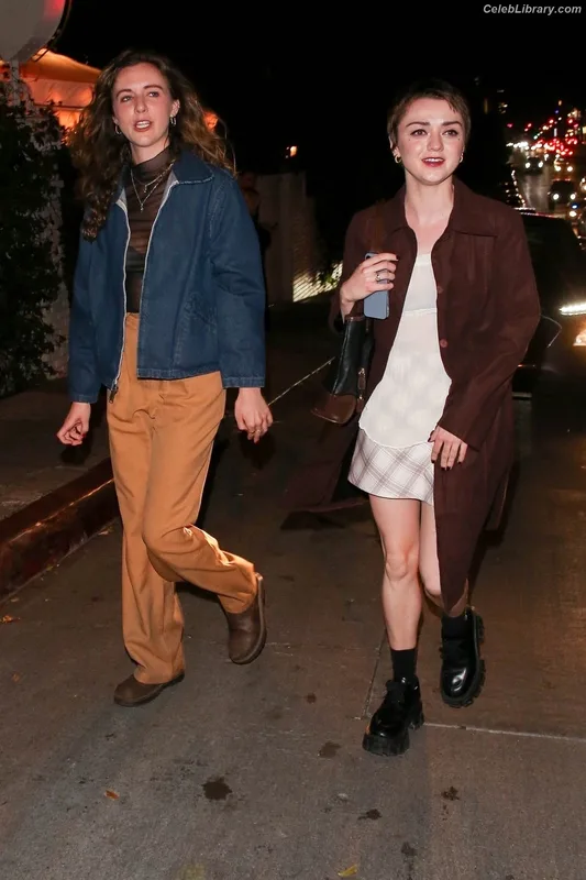 Maisie Williams photo 15 of 463