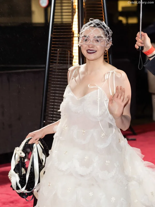 Maisie Williams photo 16 of 463