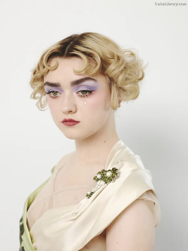 Maisie Williams photo 4 of 463