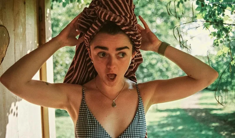Maisie Williams photo 11 of 463