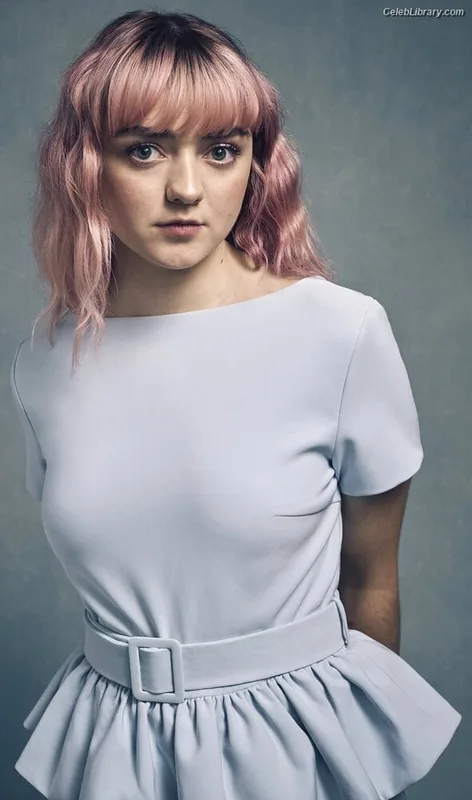 Maisie Williams photo 23 of 463