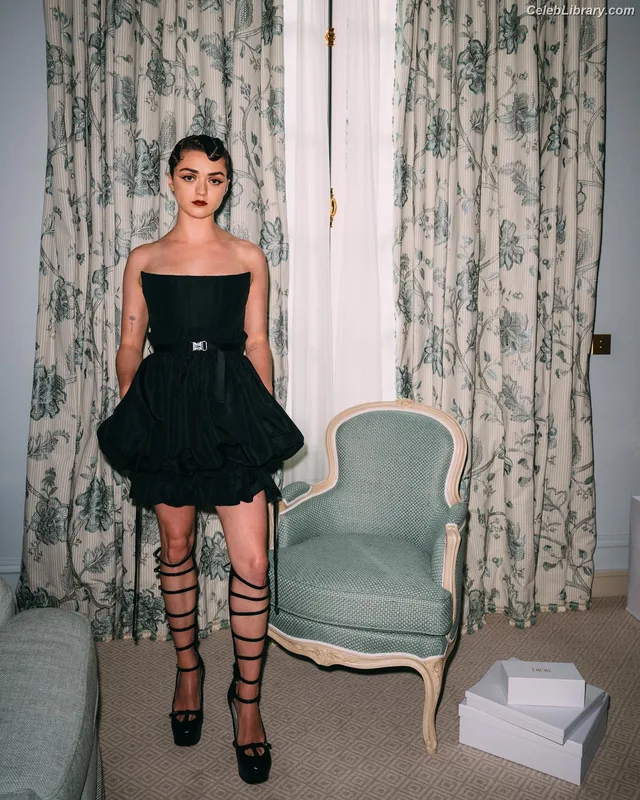 Maisie Williams photo 4 of 463