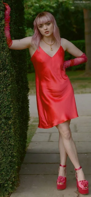 Maisie Williams photo 6 of 463