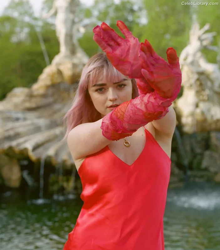 Maisie Williams photo 7 of 463