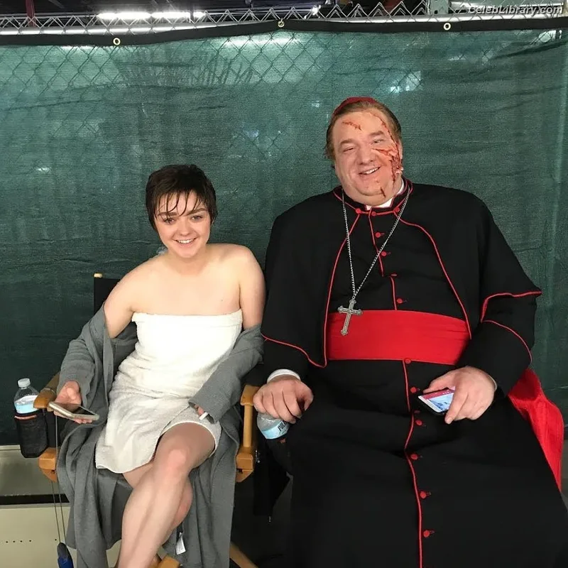 Maisie Williams photo 18 of 463