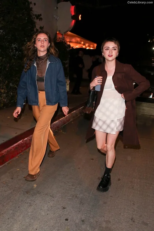 Maisie Williams photo 22 of 463