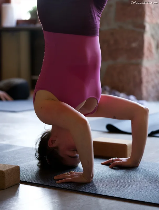 Maisie Williams photo 4 of 463
