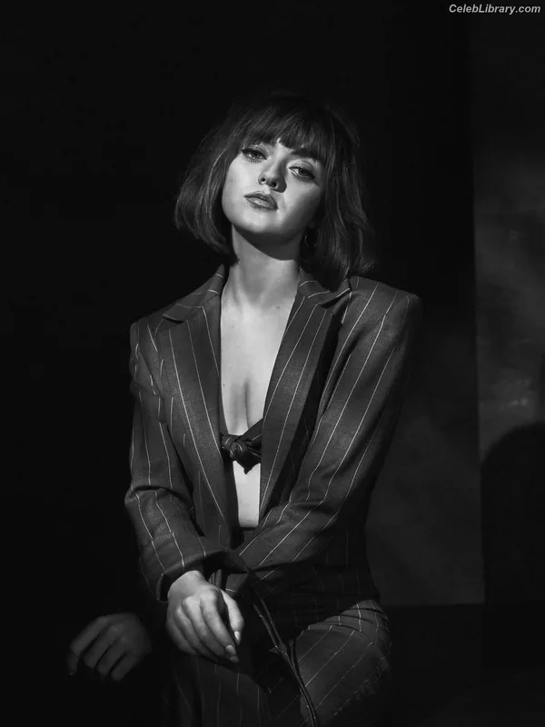 Maisie Williams photo 11 of 463
