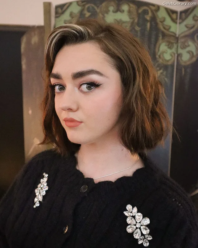 Maisie Williams photo 12 of 463