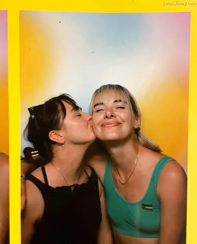 Maisie Williams photo 1 of 463