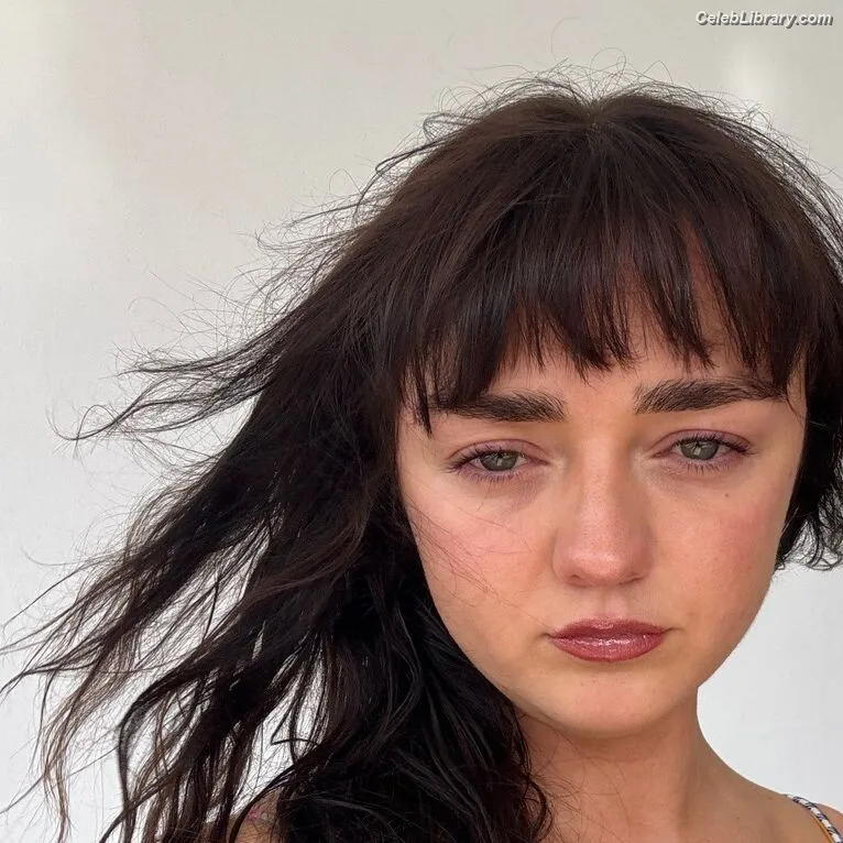 Maisie Williams photo 6 of 463
