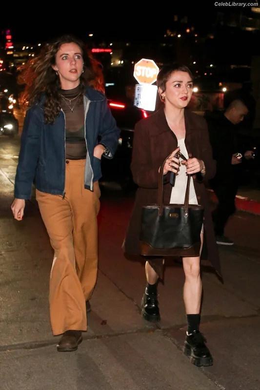 Maisie Williams photo 10 of 463