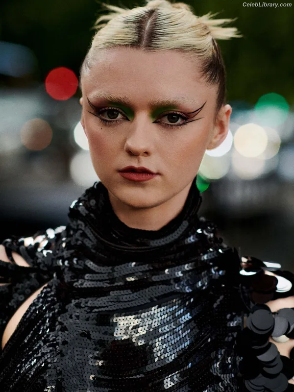 Maisie Williams photo 21 of 463