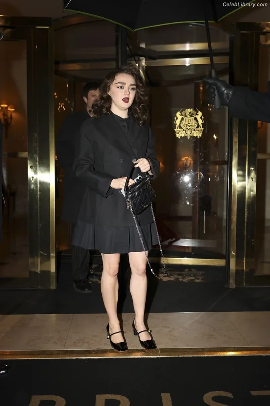 Maisie Williams photo 23 of 463