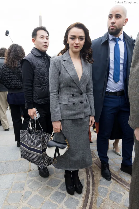 Maisie Williams photo 24 of 463