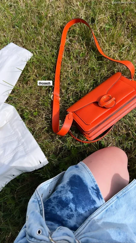 Maisie Williams photo 15 of 463