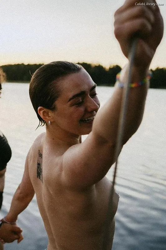 Maisie Williams photo 17 of 463