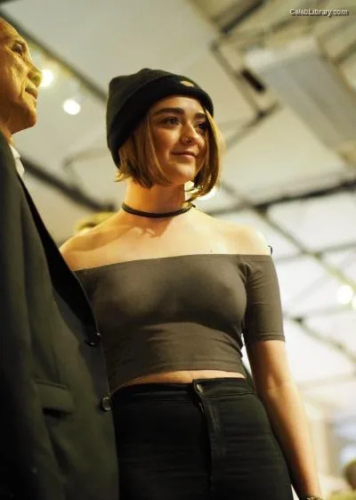 Maisie Williams photo 18 of 463