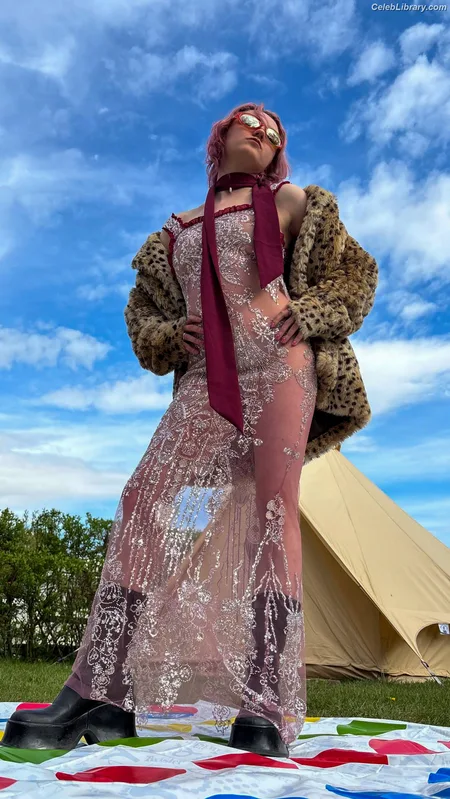 Maisie Williams photo 23 of 463