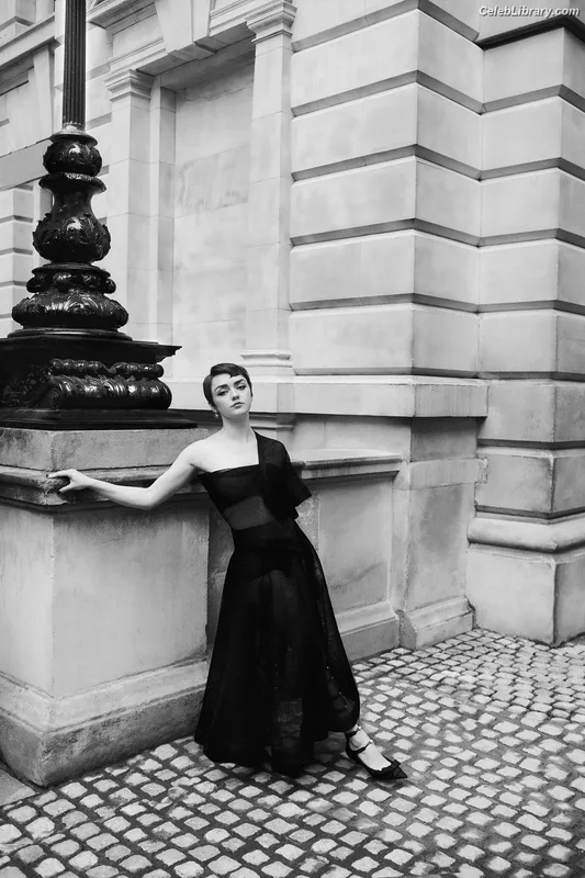 Maisie Williams photo 4 of 463
