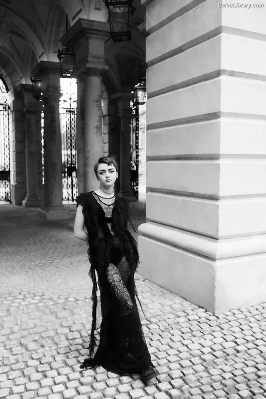 Maisie Williams photo 6 of 463