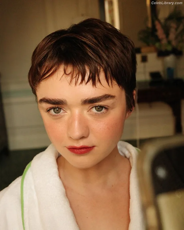 Maisie Williams photo 7 of 463