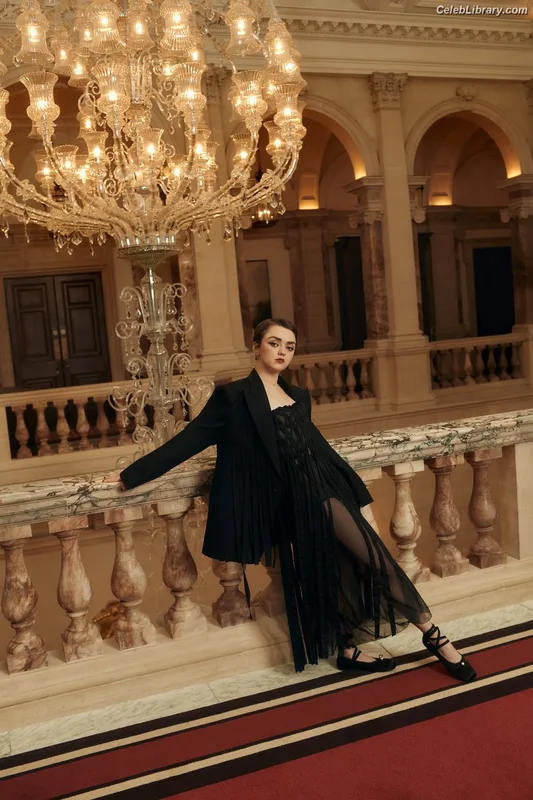 Maisie Williams photo 10 of 463