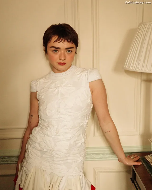 Maisie Williams photo 18 of 463