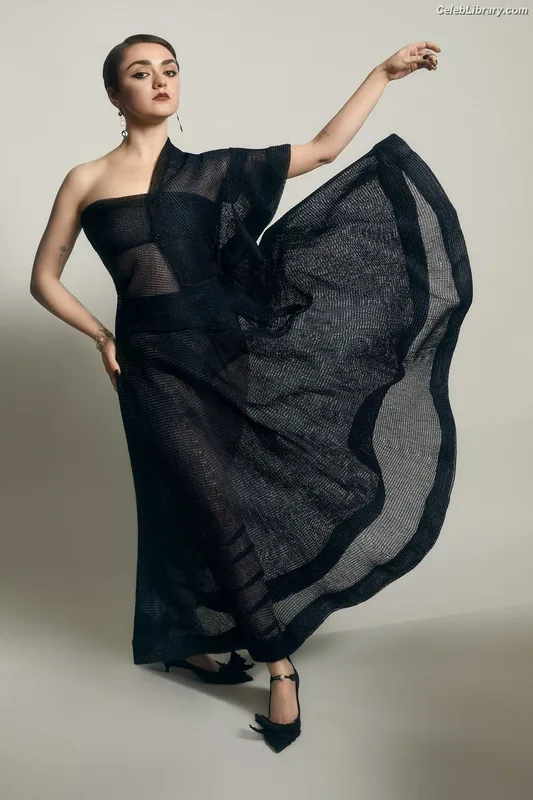 Maisie Williams photo 20 of 463