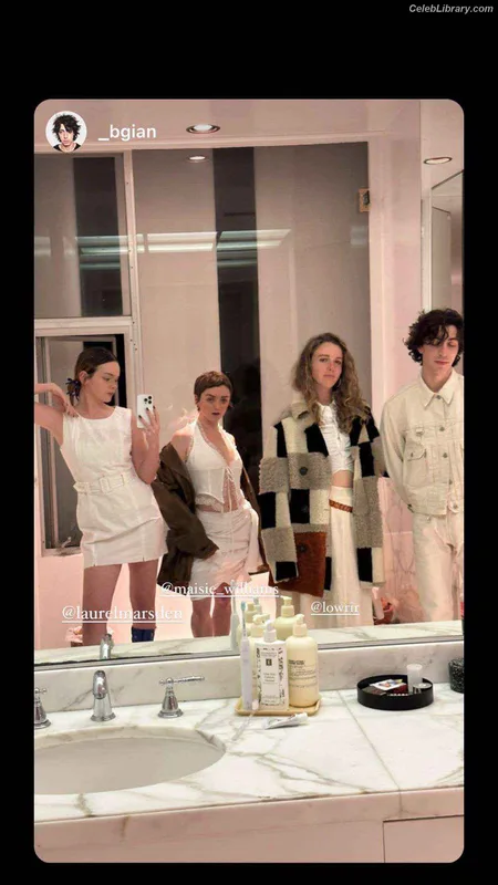 Maisie Williams photo 24 of 463