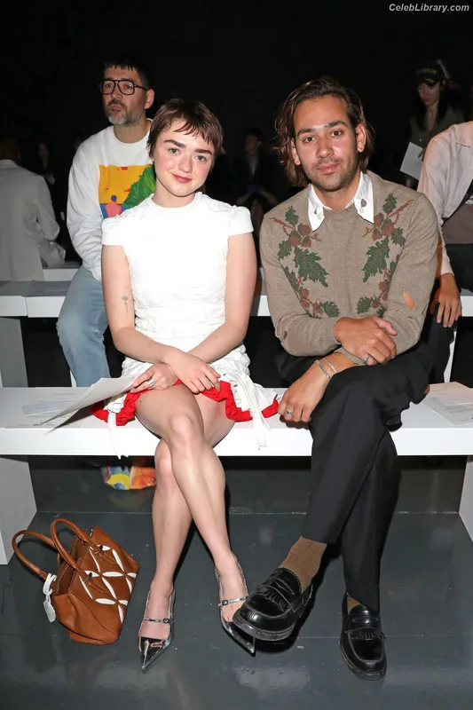Maisie Williams photo 7 of 463