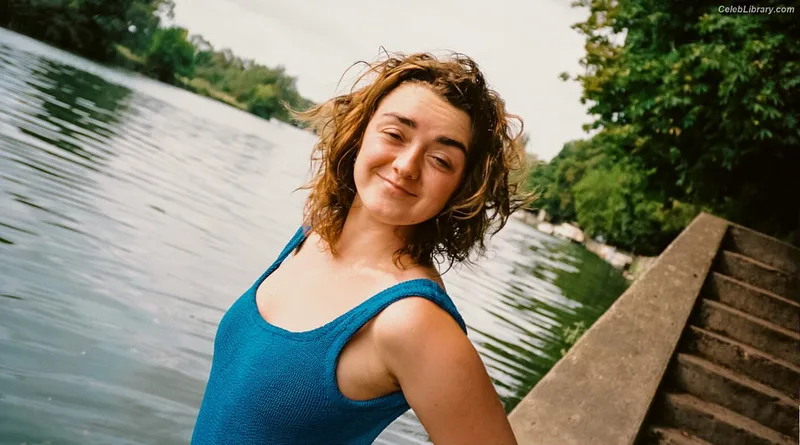 Maisie Williams photo 24 of 463